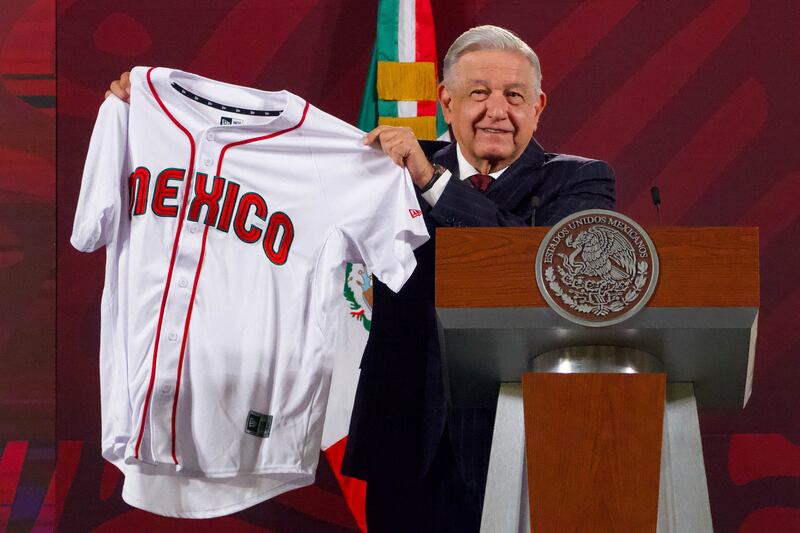 Andrés Manuel López Obrador, presumió su gorra y uniforme