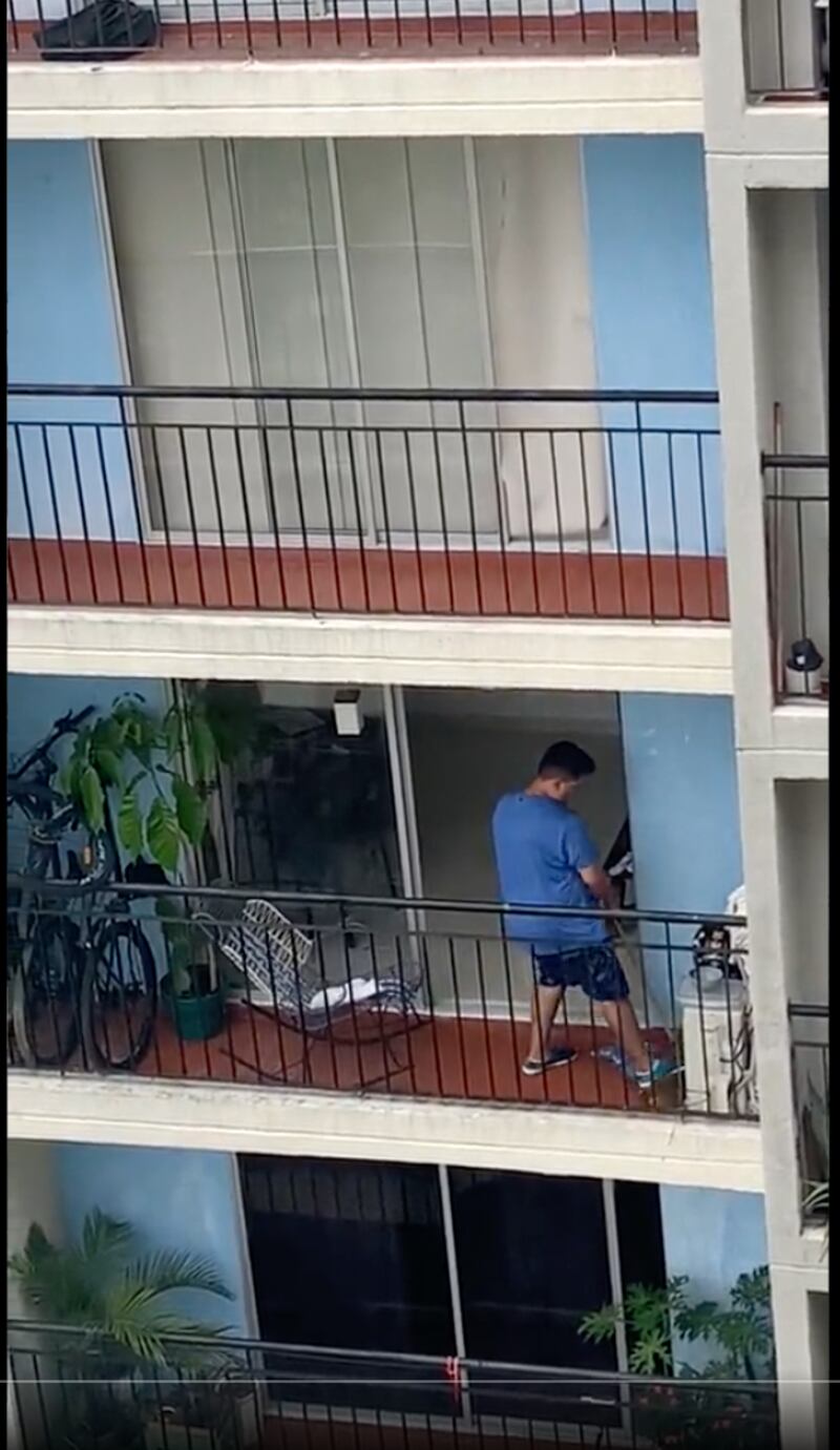 Captan momento en que dueño maltrata a perrito en el balcón de su edificio