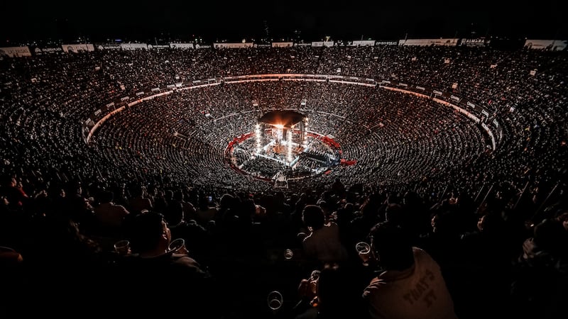 Es oficial, la gira ‘De Rey a Rey’ comenzó con la primera presentación de Alejandro Fernández en la Plaza de Toros México, recinto que fue testigo del homenaje que brindó a su dinastía, como parte del legado musical de su padre Vicente Fernández, quien es considerado uno de los pilares fundamentales de la música mexicana, por lo cual el concierto estuvo repleto de referencias a través de más de 30 canciones.