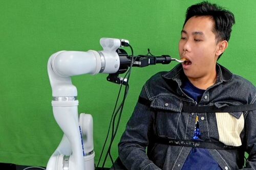 Este robot logra alimentar a personas con diferentes limitaciones de movilidad