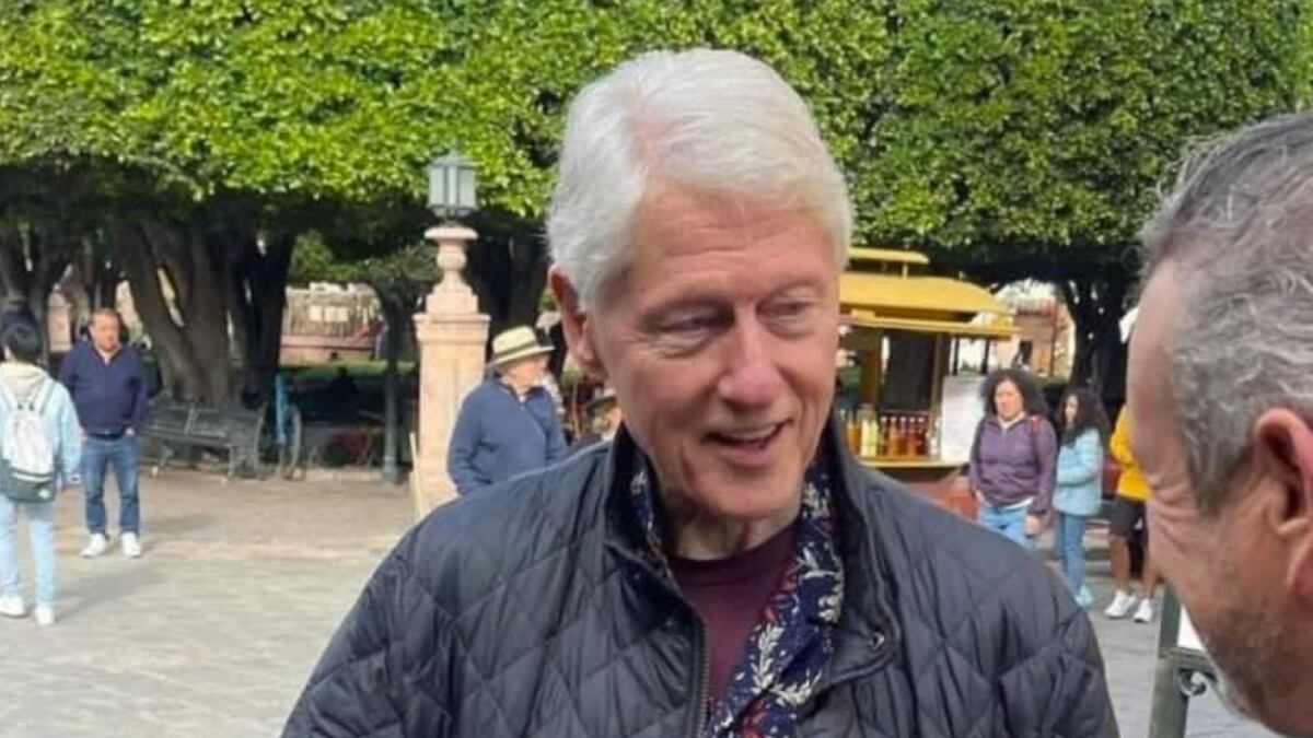 Los Clinton se pasearon por la Plaza Central este miércoles. (Especial)
