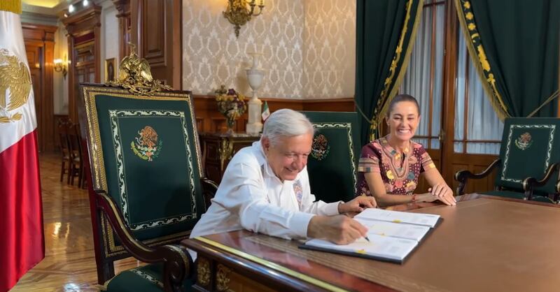 AMLO firma decreto