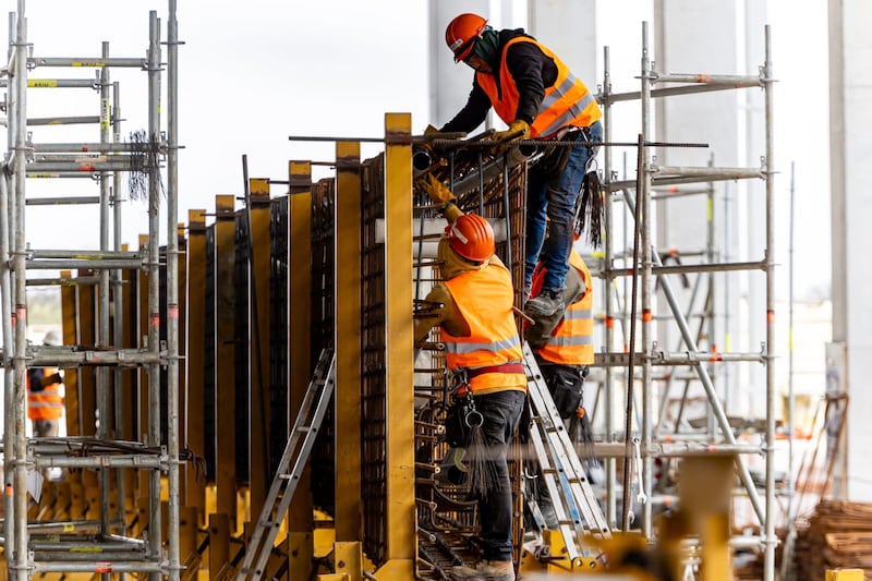 La planta abarca una superficie de 100 mil metros cuadrados. Tiene como objetivo producir mil 862 trabes.