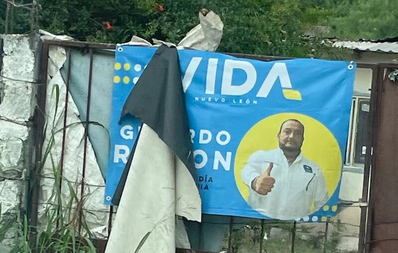 Una manta negra fue colocada sobre la propaganda de Rincón en las calles de Salinas.