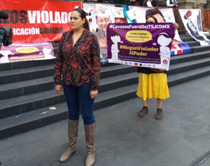 Mariel Albarrán protesta afuera del Congreso de la CDMX.