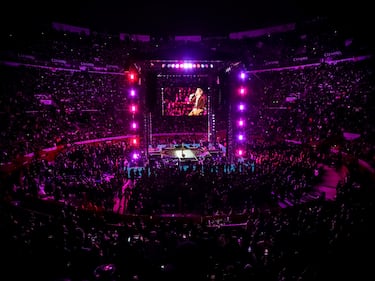 Es oficial, la gira ‘De Rey a Rey’ comenzó con la primera presentación de Alejandro Fernández en la Plaza de Toros México, recinto que fue testigo del homenaje que brindó a su dinastía, como parte del legado musical de su padre Vicente Fernández, quien es considerado uno de los pilares fundamentales de la música mexicana, por lo cual el concierto estuvo repleto de referencias a través de más de 30 canciones.