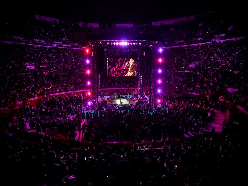 Es oficial, la gira ‘De Rey a Rey’ comenzó con la primera presentación de Alejandro Fernández en la Plaza de Toros México, recinto que fue testigo del homenaje que brindó a su dinastía, como parte del legado musical de su padre Vicente Fernández, quien es considerado uno de los pilares fundamentales de la música mexicana, por lo cual el concierto estuvo repleto de referencias a través de más de 30 canciones.