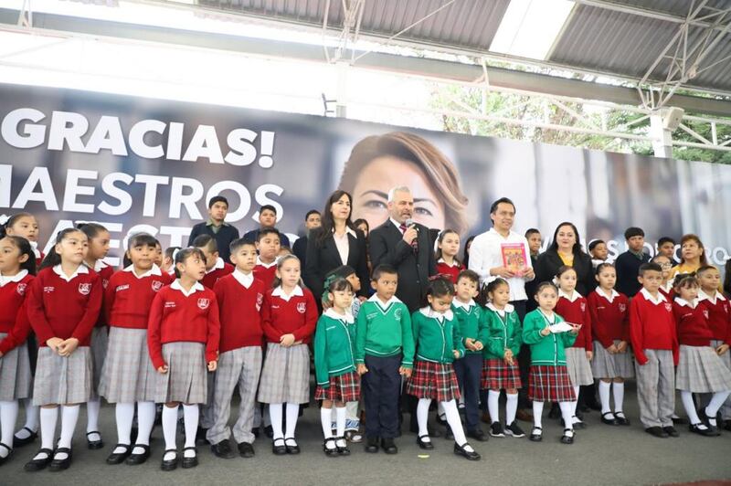 Titulares de ejecutivos locales entregan los nuevos Libros de Texto Gratuitos a niños (Gobierno de México)