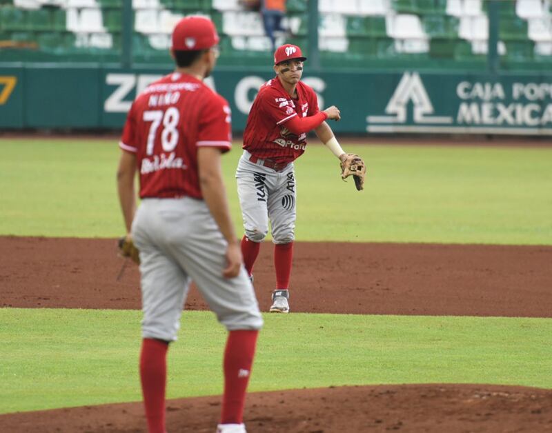 Parte del equipo de los Diablos Rojos lanzandose entre sí la pelota