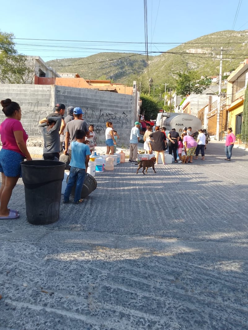 Los vecinos tuvieron que hacer largas filas para poder surtirse de agua.