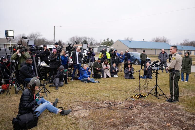 Agentes encargados de hacer cumplir la ley trabajan en la escena de un tiroteo en la Perry High School en Perry, Iowa, este jueves.