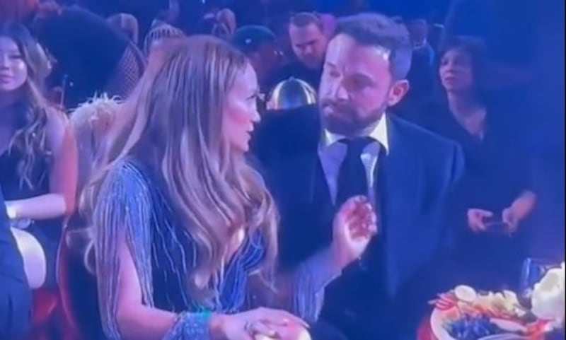 Los ojos del mundo estuvieron puestos en la cantante y actriz Jennifer López y su esposo el actor Ben Affleck por el extraño momento.