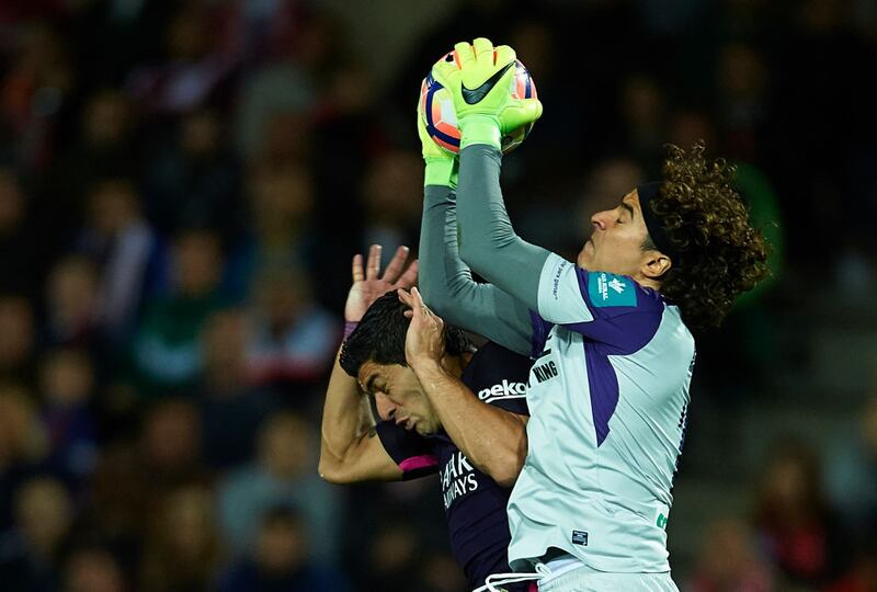 Guillermo Ochoa defendiendo la portería del Granada ante Barcelona.