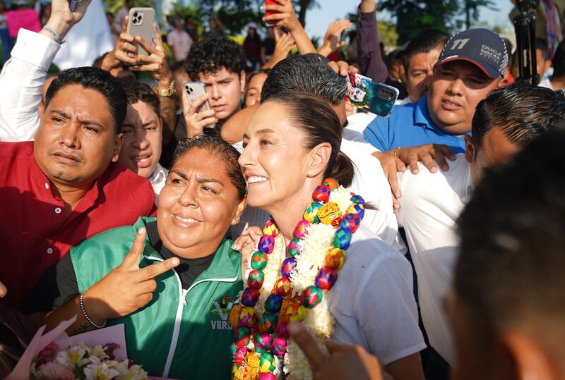 En un auténtico carnaval, simpatizantes le dan la bienvenida a Claudia Sheinbaum en Acapulco