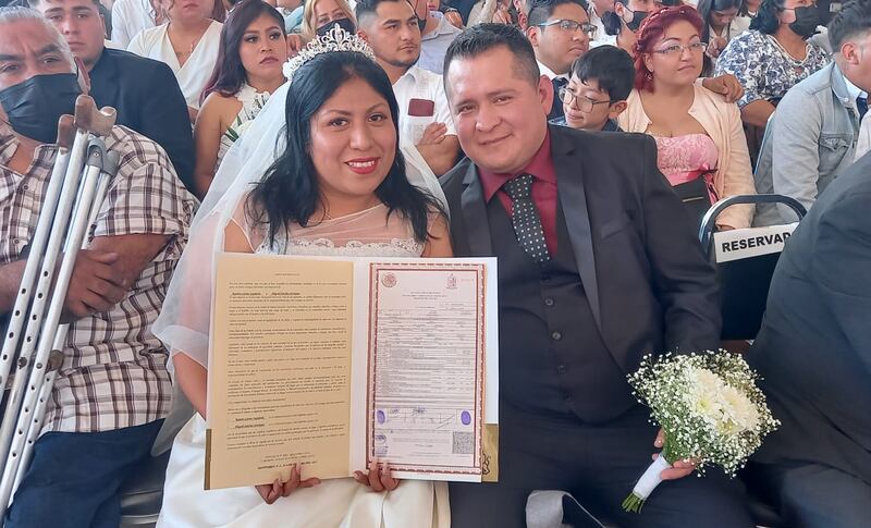 Todas las parejas se llevaron su acta de matrimonio al final de la ceremonia.