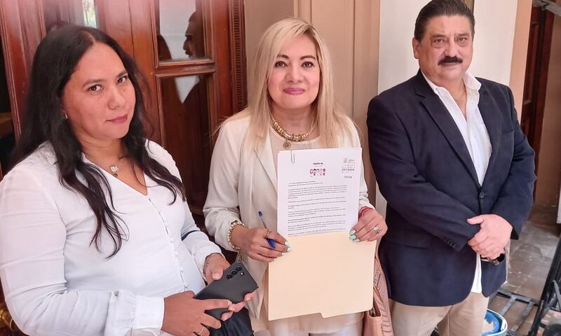 Ortiz Quintos, acompañada de ciudadanos, presentó el escrito en la oficina de Palacio de Gobierno.