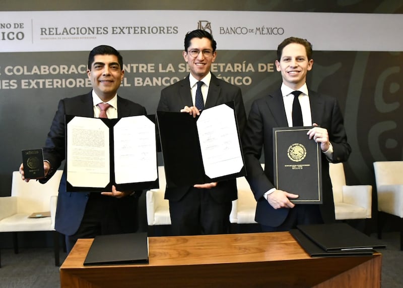 SRE y Banxico firman convenio para aceptar matrículas consulares y pasaportes en bancos