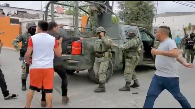 Nuevo Laredo: Soldados se enfrentan a golpes contra habitantes de la ciudad fronteriza