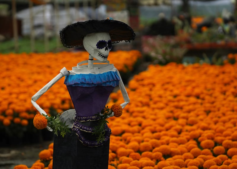 Cerveza Victoria quiere de hacer de esta tradicional fecha una experiencia inmersiva y darle una nueva manera de celebrar el Día de Muertos
(AP Photo/Marco Ugarte)