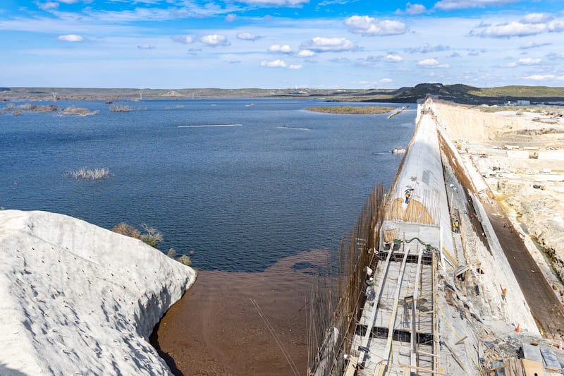 La cortina de la Presa Libertad tendrá mil 915 metros de longitud y una altura de 52 metros.