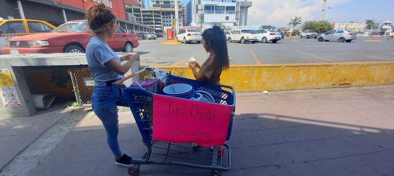 La venta de chicha bien helada ha permitido subsistir a estas dos chicas venezolanas.