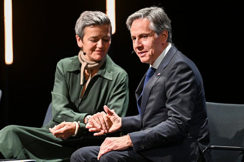 Margrethe Vestager, vicepresidenta ejecutiva de la Comisión Europa, estrecha la mano del secretario de Estado de Estados Unidos, Antony Blinken (AP).