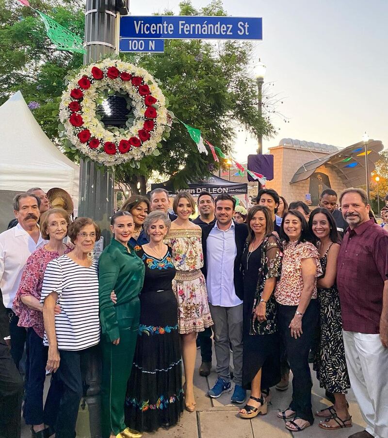 La viuda del ídolo mexicano con parte de su familia en Estados Unidos.