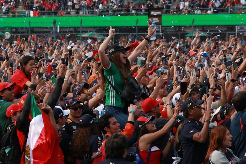 La afición mexicana festejó el tercer lugar de Checo como un triunfo