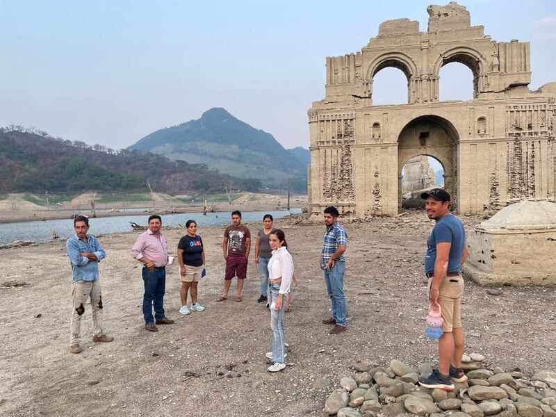 Templo de Quechula, Chiapas, queda al descubierto por sequía extrema