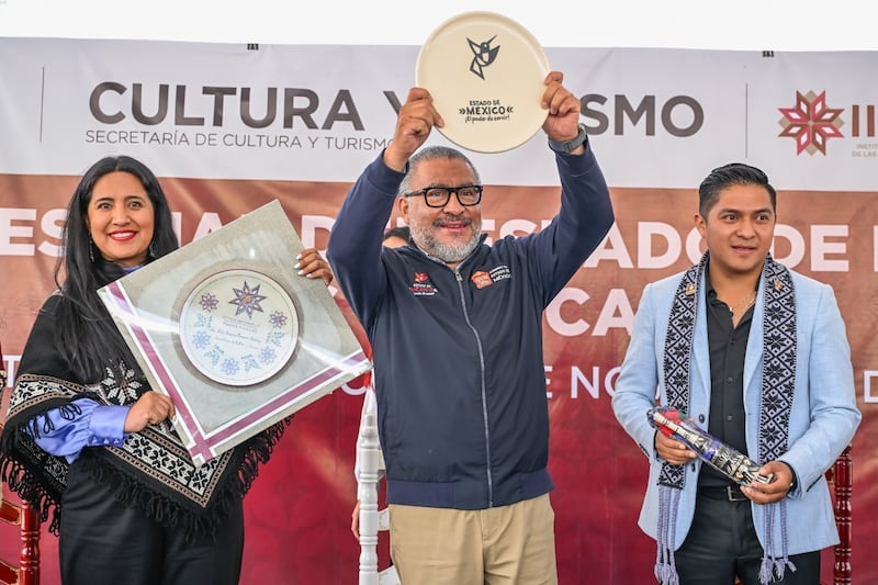 Más de 100 maestras y maestros artesanos de 35 municipios mexiquenses exhiben piezas como árboles de la vida, rebozos, joyería mazahua y cartonería.