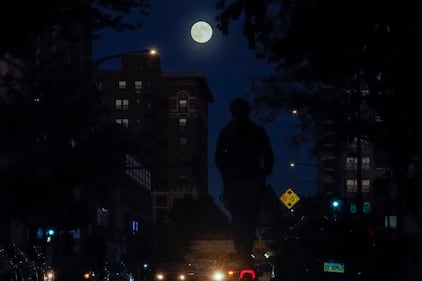 Superluna de octubre deslumbra al mundo