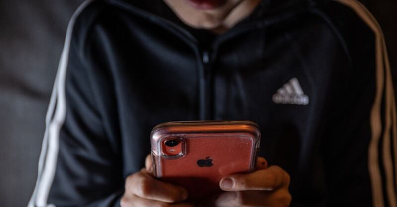 El hombre vio que su hijo estaba viendo el teléfono en su cama en lugar de descansar, quiso darle esta particular lección