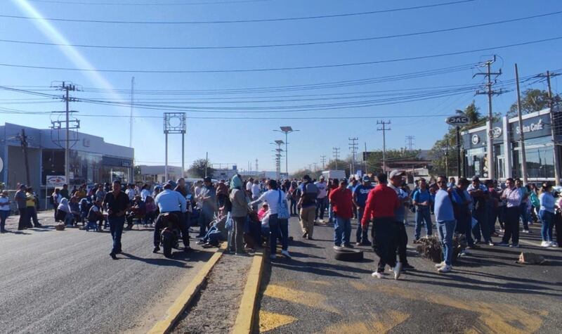 Maestros del SNTE bloquean carreteras en Oaxaca para exigir cambios en Reforma Laboral