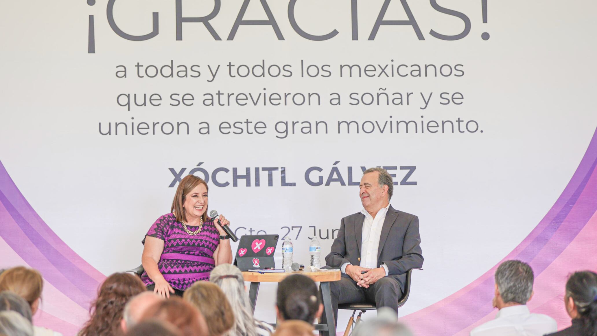 En su gira de agradecimiento se reunió con integrantes de la Marea Rosa en Guanajuato.