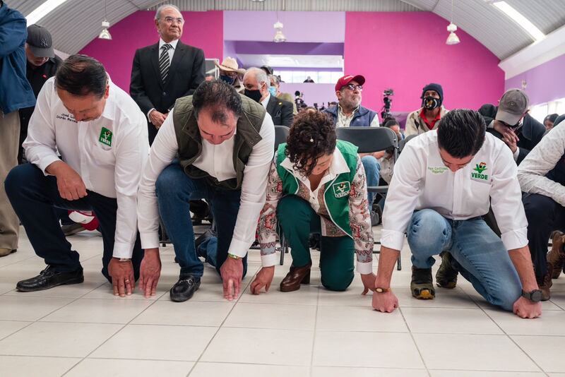 Delfina Gómez y Pepe Couttolenc quisieron firmar este pacto ambientalista con esta ceremonia ancestral.