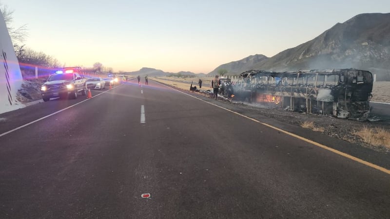 Choque de autobús de pasajeros en Durango deja varios muertos