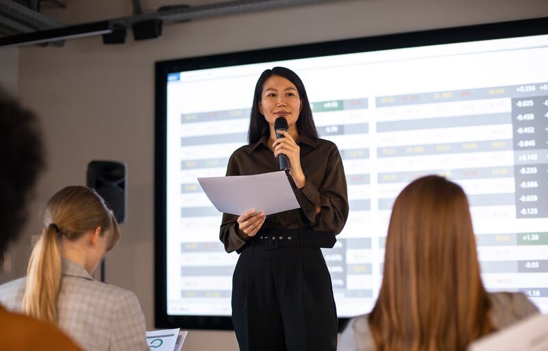 Un espacio único de conexión y aprendizaje donde mujeres líderes compartirán sus experiencias sobre trabajo, maternidad, espiritualidad y desarrollo personal