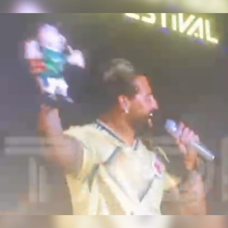 Maluma se divirtió con el muñeco que le lanzaron al cantante