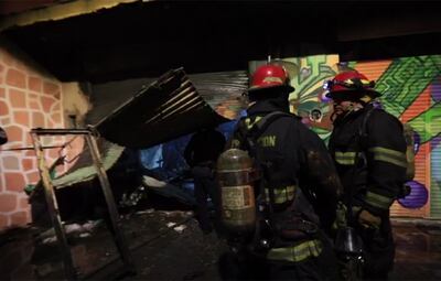 El indigente acumulaba gran cantidad de ropa y otros desechos dentro del local abandonado.