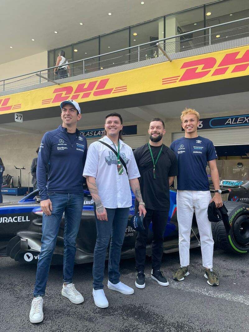 Los pilotos de Williams Nicholas Latifi y Alex Albon junto a los luchadores de la WWE Dominik Misterio y Finn Bálor.