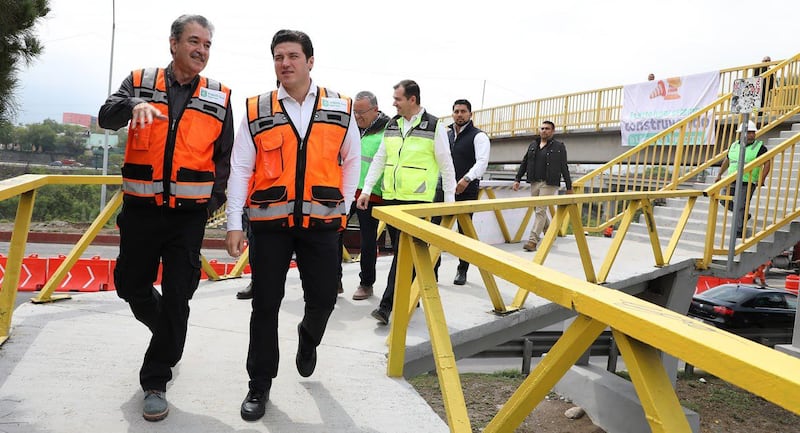 Hernán Villarreal, secretario de Movilidad y Planeación Urbana y Samuel García, gobernador de NL, recorrieron la zona de la construcción.