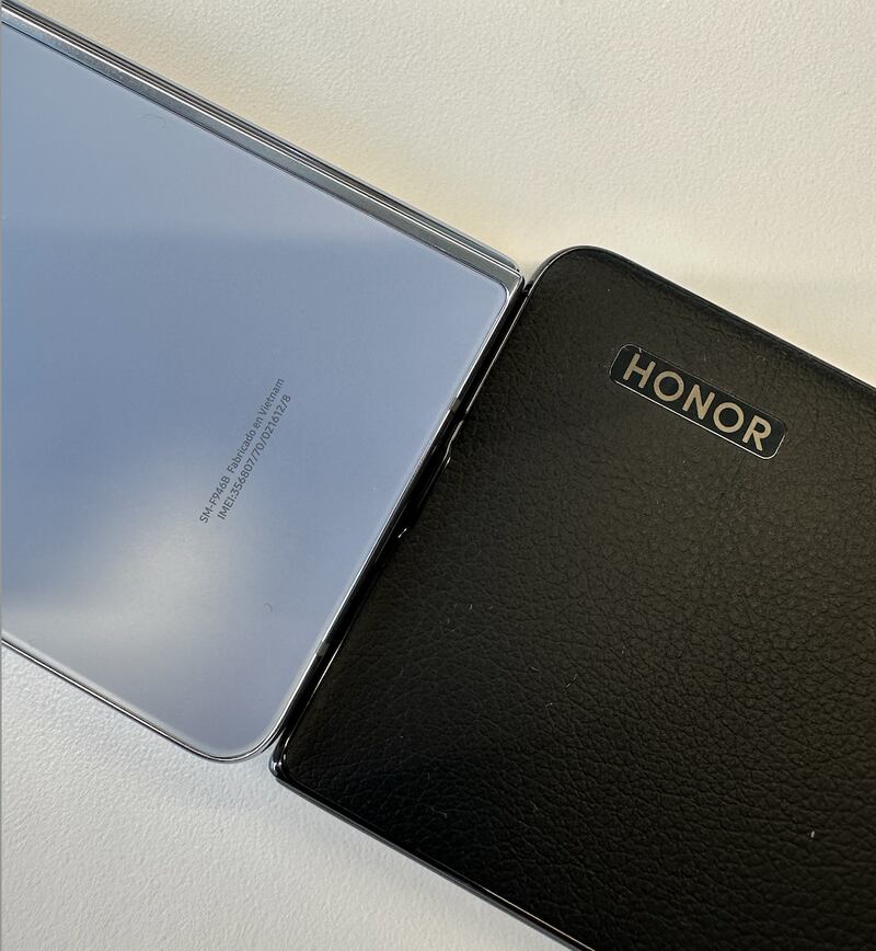 El nuevo dispositivo insignia de Honor, el Magic V2, pesa menos que el último modelo de plegable de la coreana Samsung y su pantalla es mayor