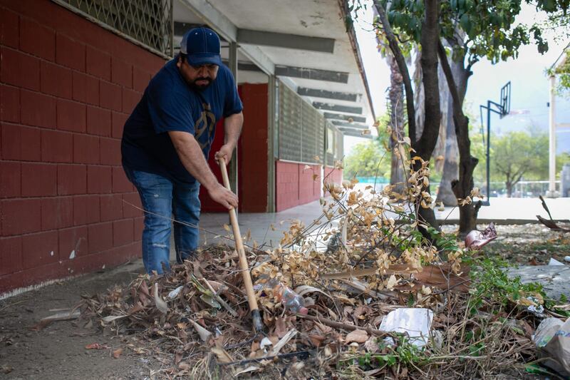 Los planteles fueron limpiados, se removió maleza y basura acumulada.