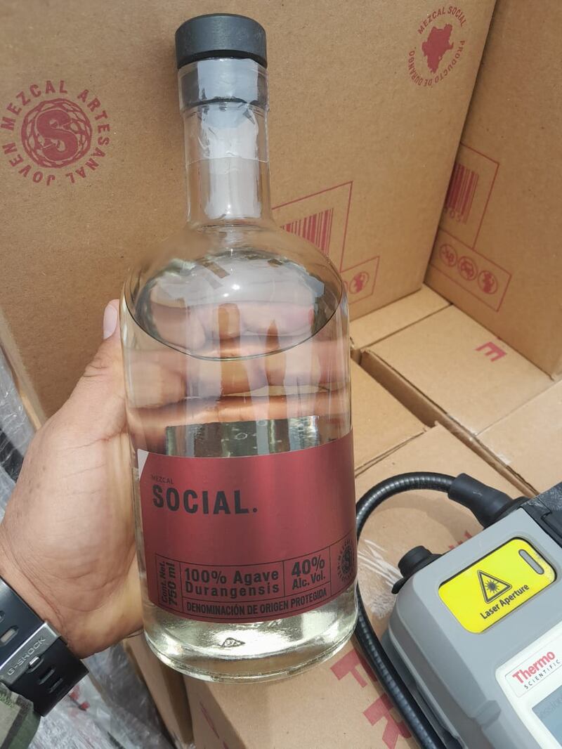 Marina incauta 5 toneladas de metanfetamina oculta en botellas de mezcal