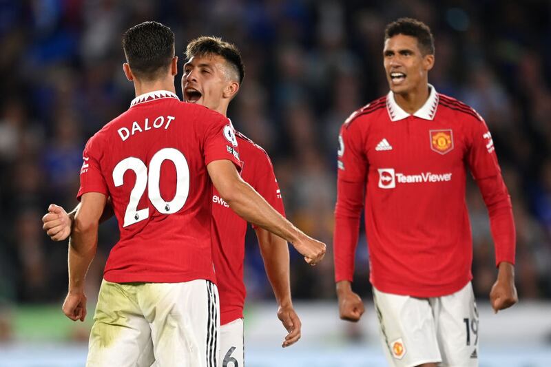 Rafael Varane (derecha) y Lisandro Martínez juegan de centrales para el Manchester United de la Premier League