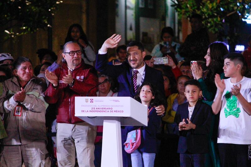 Martí Batres enciende decorativo monumental por fiestas patrias