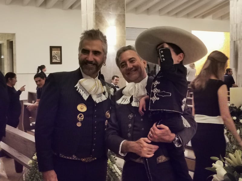 Alex Fernández reúne a la dinastía en su boda religiosa para demostrar la unión familiar