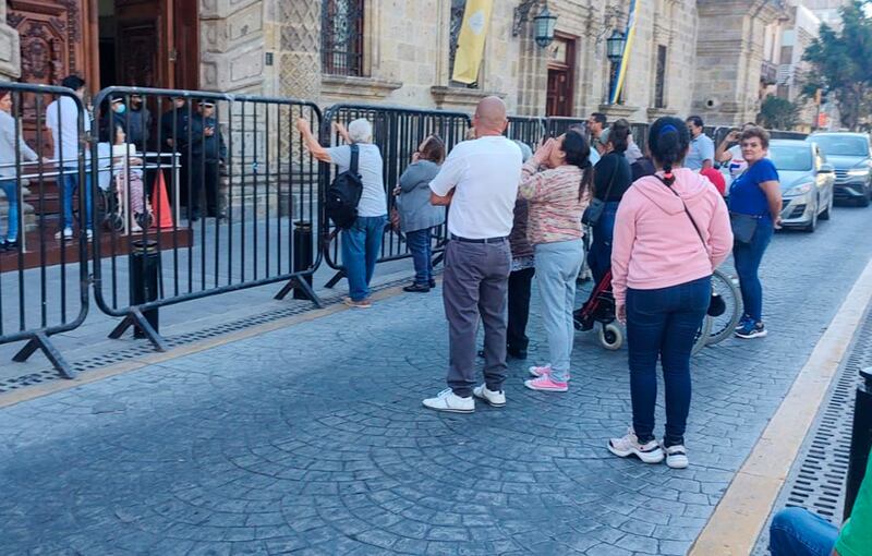 Los integrantes del fideicomiso se manifestaron en las puertas de Palacio de Gobierno, para exigir no se realicen los cambios que pretenden con los apoyos.