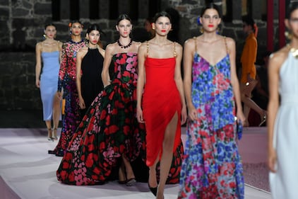 El Museo Anahuacalli de la Ciudad de México, con su arquitectura imponente y conexión con el arte, fue el escenario perfecto para la presentación de la colección Carolina Herrera Resort 2025, a cargo de su director creativo, Wes Gordon.

El desfile, considerado uno de los eventos de moda más relevantes del año en México, atrajo a celebridades, figuras del entretenimiento y la moda, quienes disfrutaron de una velada que fusionó el diseño contemporáneo con la esencia de la cultura mexicana.

La colección, llena de colores vibrantes, estampados florales y siluetas sofisticadas, celebró la femineidad moderna con un guiño a la tradición. El entorno único del Anahuacalli, concebido por Diego Rivera como un homenaje a las culturas prehispánicas, amplificó la narrativa artística de la marca, convirtiendo cada look en una obra de arte en movimiento.

Este evento reafirma la posición de México como epicentro de creatividad y un destino clave en el panorama de la moda global.