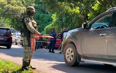 Personal del Ejército resguardo la escena del crimen y cerró el paso de la carretera mientras se realizaban las indagatorias.